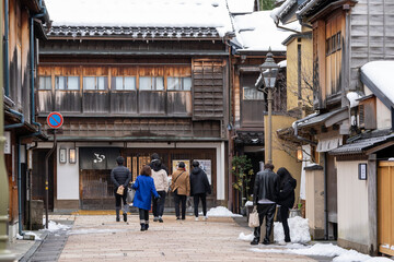 冬の金沢観光で人気のひがし茶屋街