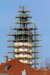 Gerüst um einen Kirchturm zur Renovierung in Bayern