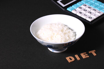 ダイエットイメージ　茶碗に盛ったご飯と計算機とDIETの文字