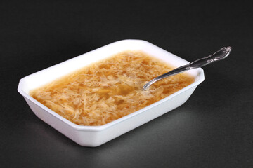 パックに入った玉子寒天とスプーン