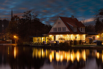 Fototapeta na wymiar Haus am See