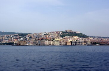 Fototapeta na wymiar vue depuis le bateau sur la ville de Naples, Italie