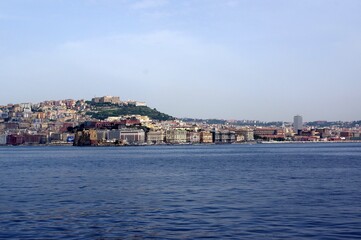 Fototapeta na wymiar vue depuis le bateau sur la ville de Naples, Italie