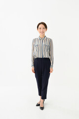 女性ポートレート　白バック　全身