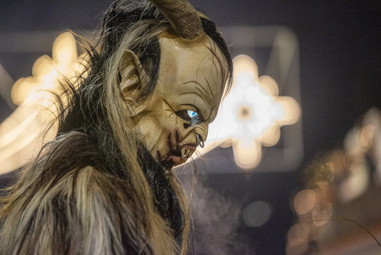 The "Krampus" parade through the streets of the centre: the devils with horns and brooms that accompany the Christmas festivities to punish those who have behaved badly during the year.
