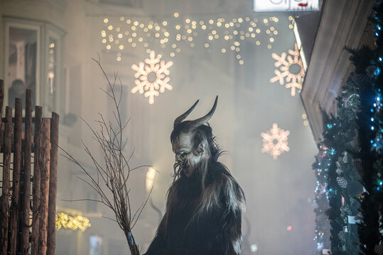 The "Krampus" parade through the streets of the centre: the devils with horns and brooms that accompany the Christmas festivities to punish those who have behaved badly during the year.