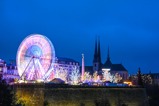 Luxembourg ville marché Noel fete illumination eclairage nuit soir Cathedrale