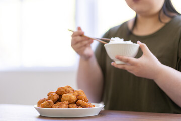 ご飯を食べる女性