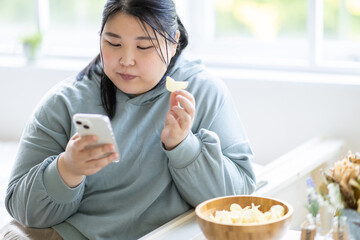 スマホを見る女性