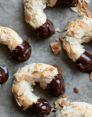 Gluten- und zuckerfreie Mandelhörnchen, Marzipan mit Ahornsirup, Schokolade mit Kokosblütenzucker, Homemade