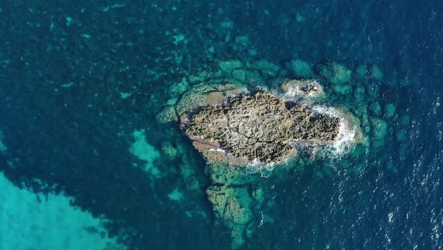 survol a&eacute;rien des plages et h&ocirc;tels resort club et eaux turquoises de Son Bou &agrave; Minorque dans les iles bal&eacute;ares en Espagne	