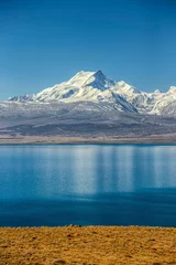 Foto auf Acrylglas Shishapangma Vertical shot of the Pekucuo lake and Shishapangma snowy mountains in Xigaze, China
