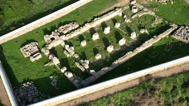 survol a&eacute;rien de la basilique de Son Bou et plages et h&ocirc;tels resort club et eaux turquoises &agrave; Minorque dans les iles bal&eacute;ares en Espagne