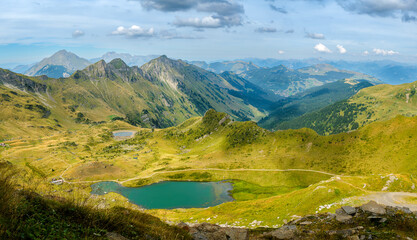 vue sur un lac et des sommets des Alpes Suisse