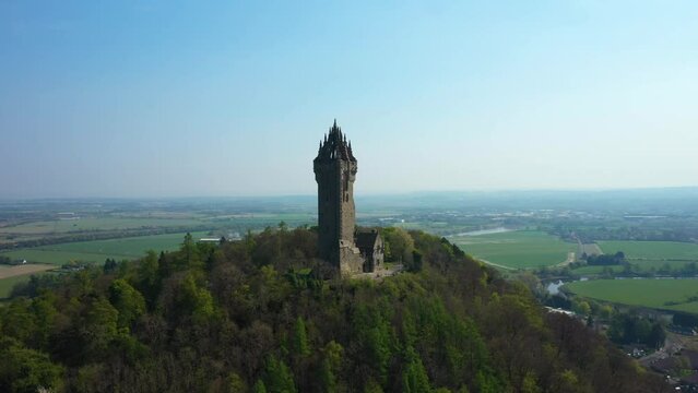 4K Aerial shot approaching Wallace Monument in Stirling, Scotland