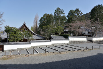 南禅寺　南禅僧堂の白塀と参道　京都市左京区