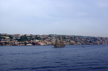 vue depuis le bateau sur la ville de Naples, Italie