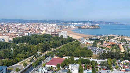 Fototapeta na wymiar Vista aerea de la playa de San Lorenzo de Gijón