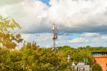 Obraz premium A powerful cell tower with a large number of antennas, transmitters and mobile repeaters.