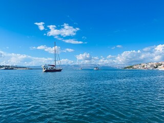 Obraz premium Yachts on the blue sea horizon, seascape