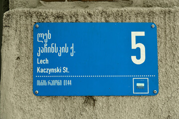 Gruzja Tbilisi, ulica Lecha Kaczyńskiego tablica z numerem jednego z domów. © smoku7979