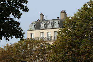Fototapeta na wymiar immeubles haussmanniens à Paris