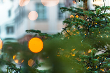 Lichterkette an Weihnachtsbaum vor unscharfem Hintergrund mit Bokeh