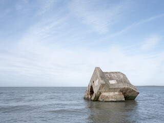 un blockaus au milieu de la mer en baie de somme prêt du Hourdel à Cayeux sur mer