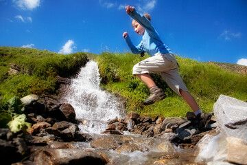 Enfant qui se ballade dans la montagne