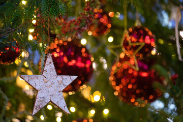 Christbaumkugeln hängen in einem Weihnachtsbaum