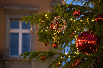 Christbaumkugeln hängen in einem Weihnachtsbaum