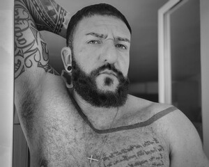 hombre musculoso con barba - obrazy, fototapety, plakaty