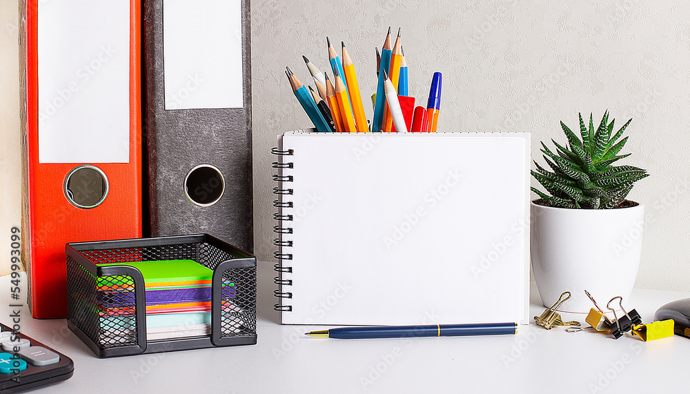 Aufkleber desktop layout planner. folders with documents, paper clips, pencils and pens, an empty notepad with