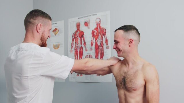 Physical activity led to problems with the joints. Physiotherapist and patient.