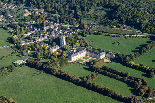 vue a&eacute;rienne de l'abbaye du Bec-Hellouin dans l'Eure en France