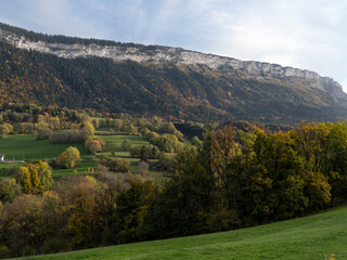 Paysage des montagnes du département de la Savoie dans le Parc Régional des Bauges à l'automne en France autour du village de Le Noyer