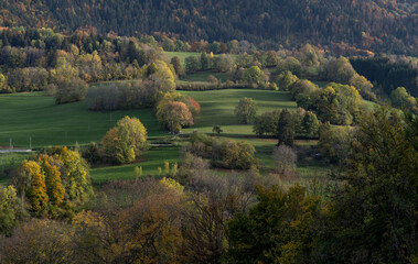 Paysage des montagnes du d&eacute;partement de la Savoie dans le Parc R&eacute;gional des Bauges &agrave; l'automne en France autour du village de Le Noyer