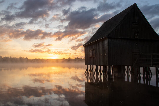 Sonnenaufgang an einem Pfahlbau am Hausteich Th&uuml;ringen Plothener Teiche Morgenstimmung