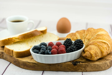 Frühstück mit Brot Kaffee und Früchten