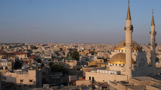 La ville de Madaba en Jordanie avec sa mosqu&eacute;e 