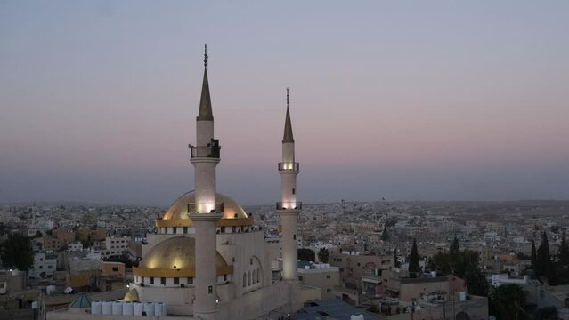 La ville de Madaba en Jordanie avec sa mosqu&eacute;e 