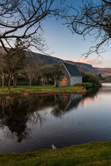 Obraz premium Gougane Barra lake and the monastic landmark in Cork Ireland captured at sunset