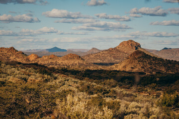 Panorama der Khomas Hochlandsavanne in der Nähe von Windhoek im namibischen Winter