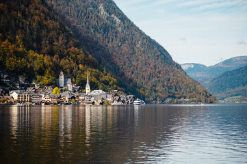 Fototapeta na wymiar Scenic autumn view of the famous mountain village Hallstatt in the Salzkammergut region