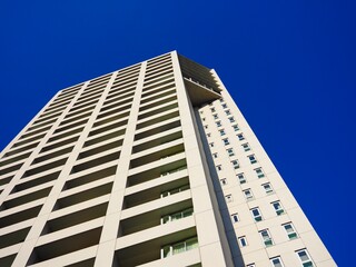 ビルと空。東京の高層マンション。