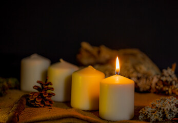 Eine weiße kerze brennt