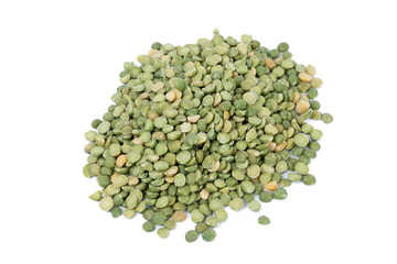 gros plan sur des pois cassés isolé sur un fond blanc