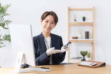 買取り・女性 © naka