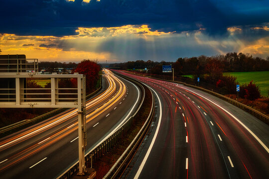 Langzeitbelichtung - Autobahn - Strasse - Traffic - Travel - Background - Line - Ecology - Highway - Night Traffic - Long Exposure - Cars Speeding - Lights - Sunset - High quality photo