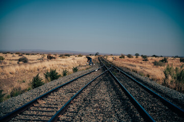 Ein Lokführer stellt von Hand eine Weiche im Süden von Namibia